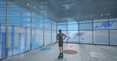 Ofisteki iş kadını hakkında istatistik ve finansal veri işleme animasyonu. küresel finansman, iş dünyası, dijital arayüz ve teknoloji konsepti dijital olarak oluşturulmuş video.