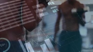 Güçlü adam egzersizleriyle ilgili veri işleme ve istatistiklerin animasyonu. global spor, fitness ve veri işleme konsepti dijital olarak oluşturulmuş video.