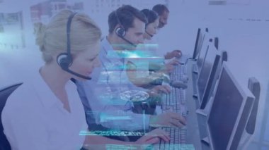 Telefon kulaklığı kullanan iş adamlarının veri işleme animasyonu. küresel iş, veri işleme, dijital arayüz ve teknoloji konsepti dijital olarak oluşturulmuş video.