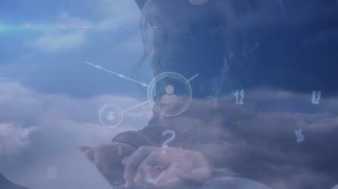 Kadın hacker ile bağlantı ağının animasyonu. bağlantı, teknoloji ve dijital arayüz kavramı dijital olarak oluşturulmuş video.