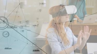 VR kulaklık takan kadın üzerindeki bağlantı ağının animasyonu. küresel bağlantılar, veri işleme, dijital arayüz ve teknoloji konsepti dijital olarak oluşturulmuş video.