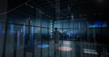 Ofisteki iş kadınıyla ilgili finansal veri işleme animasyonu. küresel finansman, iş dünyası, dijital arayüz ve teknoloji konsepti dijital olarak oluşturulmuş video.