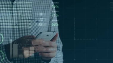 Akıllı telefon kullanan bir adamın istatistik ve finansal veri işleme animasyonu. küresel finansman, iş dünyası, dijital arayüz ve teknoloji konsepti dijital olarak oluşturulmuş video.