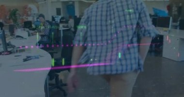 Ofisteki iş adamları üzerinde finansal veri işleme animasyonu. küresel iş, finans, veri işleme ve bağlantılar konsepti dijital olarak oluşturulmuş video.