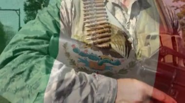 Eğitim kampında Meksika bayrağı sallayan askerin dijital bileşimi. asker ordusu ve vatanseverlik kavramı