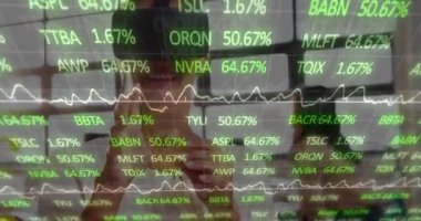 VR kulaklık takan iş kadınının finansal veri işleme animasyonu. küresel finansman, işletme, veri işleme, dijital arayüz ve teknoloji konsepti dijital olarak oluşturulmuş video.