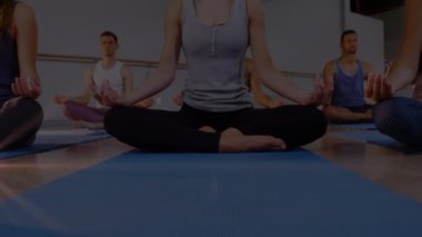 Yoga yapan insanların üzerinde parlayan ışığın animasyonu. fitness ve sağlıklı yaşam tarzı konsepti dijital olarak oluşturulmuş video.