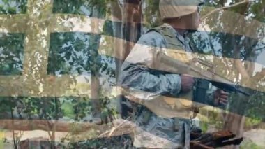 Eğitim kampında silahlı bir askere karşı Yunan bayrağı sallamanın dijital bileşimi. asker ordusu ve vatanseverlik kavramı