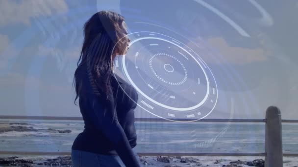 人工の手足が海辺を歩いて女性をスキャン範囲のアニメーション フィットネス 健康とデータ処理の概念デジタルで生成されたビデオ — ストック動画