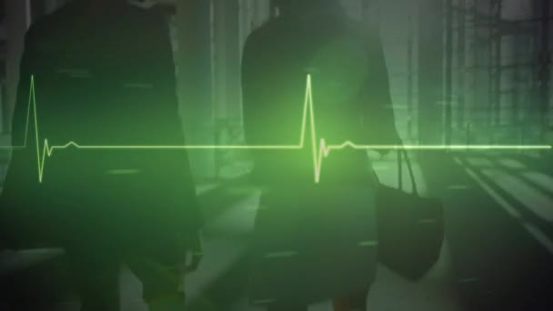Animace Zářivě Zeleného Monitoru Srdečního Tepu Dat Přes Pár Procházky — Stock video