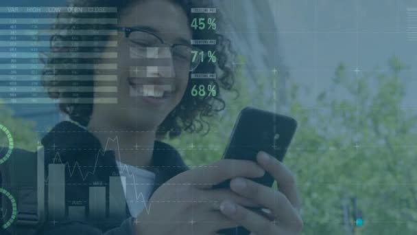 Animering Statistik Och Ekonomisk Databehandling Över Människan Med Hjälp Smartphone — Stockvideo