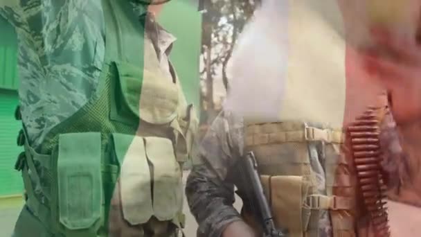 Komposisi Digital Melambaikan Bendera Italia Terhadap Dua Tentara Membaca Peta — Stok Video