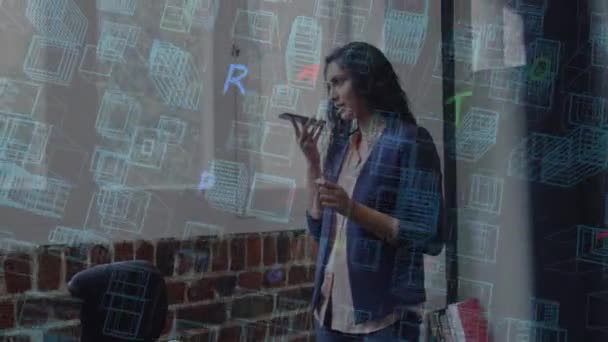オフィスでスマートフォンを使ってビジネスウーマンを描いた3D都市のアニメーション 世界的なビジネス データ処理の概念デジタルで生成されたビデオ — ストック動画
