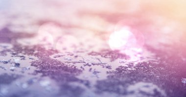 Kışın karla kaplı kuru yapraklar ve hafif lekeli buzlar. mevsimler doğa kış konsepti dijital olarak üretilen görüntü.