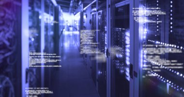 Sunucu odasındaki bilgisayar sunucuları ağındaki veri işleme ve dijital bilginin görüntüsü ve yüzeyde parlayan ışık. İnternet hizmet sağlayıcısı veya veri işleme merkezi genel ağı.
