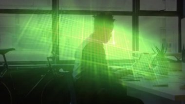 Parlayan kalp atış hızı monitörünün ve yeşil şebekedeki verilerin ofisteki iş arkadaşlarının konuşmaları üzerine canlandırılması. Sağlık, teknoloji ve tıbbi araştırma dijital olarak oluşturuldu.