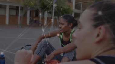 Sporcu kadınlar üzerindeki bağlantı ağının animasyonu. bağlantı, teknoloji ve dijital arayüz kavramı dijital olarak oluşturulmuş video.