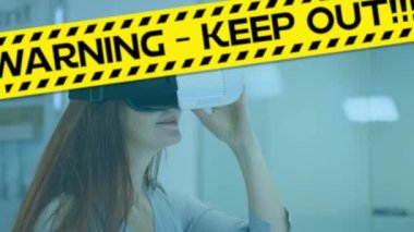 VR kulaklık takan bir kadın için uyarı mesajları. küresel bağlantı, dijital arayüz, teknoloji ve ağ konsepti dijital olarak oluşturulmuş video.