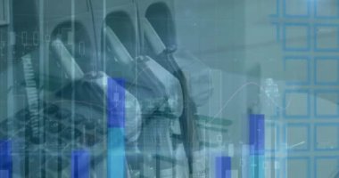 Benzin hortumları üzerinde istatistik ve finansal veri işleme animasyonu. küresel finansman, iş dünyası, dijital arayüz ve teknoloji konsepti dijital olarak oluşturulmuş video.