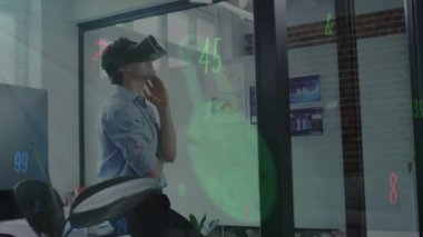 Ofiste VR kulaklık takan iş adamının biyometrik parmak izlerinin animasyonu. küresel iş, bağlantılar ve veri işleme kavramı dijital olarak oluşturulmuş video.