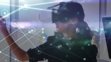 VR kulaklık takan kadın üzerindeki bağlantı ağının animasyonu. küresel bağlantılar, veri işleme, dijital arayüz ve teknoloji konsepti dijital olarak oluşturulmuş video.
