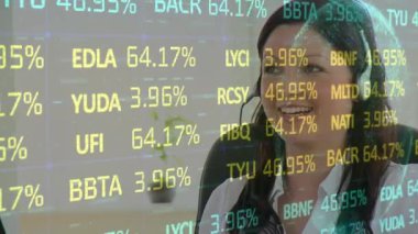 Telefon kulaklığı takan iş kadınının istatistik ve veri işleme animasyonu. iş, bağlantı, teknoloji ve dijital arayüz konsepti dijital olarak oluşturulmuş video.