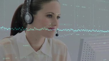 Telefon kulaklığı takan iş kadınının istatistik ve veri işleme animasyonu. iş, bağlantı, teknoloji ve dijital arayüz konsepti dijital olarak oluşturulmuş video.