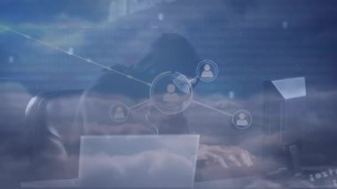 Hacker ve veri işleme ile bağlantı ağının animasyonu. bağlantı, teknoloji ve dijital arayüz kavramı dijital olarak oluşturulmuş video.