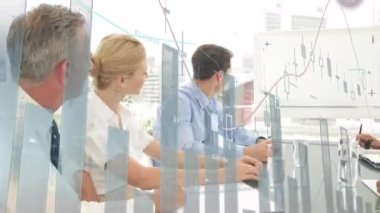 İş toplantısından sonra istatistik ve finansal veri işleme animasyonu. küresel iş, veri işleme, bağlantılar, teknoloji ve dijital arayüz kavramı dijital olarak oluşturulmuş video.