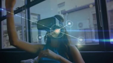 VR kulaklık takan kadın üzerindeki bağlantı ağının animasyonu. küresel bağlantılar, veri işleme, dijital arayüz ve teknoloji konsepti dijital olarak oluşturulmuş video.