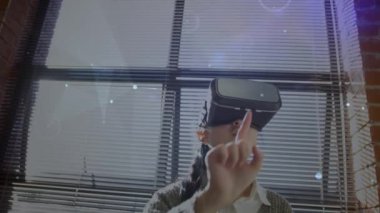 VR kulaklık takan kadın üzerindeki bağlantı ağının animasyonu. küresel bağlantılar, veri işleme, dijital arayüz ve teknoloji konsepti dijital olarak oluşturulmuş video.