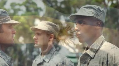 Askeri eğitim kampında Arjantin bayrağı sallayarak çavuşunu selamlıyordu. asker ordusu ve vatanseverlik kavramı 