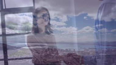 Bulutlar ve şehir manzarası üzerinde iş adamı tokalaşmasının animasyonu. küresel iş, anlaşma, iletişim, iş, dijital arayüz, teknoloji ve ağ konsepti dijital olarak oluşturulmuş video.