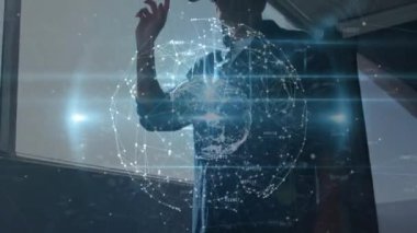 VR kulaklık takan bir adam üzerindeki bağlantı ağının dünya animasyonu. küresel bağlantılar, veri işleme, dijital arayüz ve teknoloji konsepti dijital olarak oluşturulmuş video.