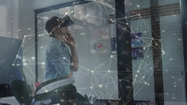 オフィスでVrヘッドセットを身に着けているビジネスマン以上の接続のネットワークのアニメーション 世界的なビジネス データ処理の概念デジタルで生成されたビデオ — ストック動画