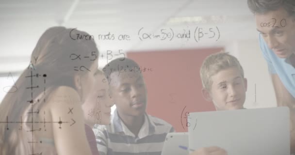 Animación Ecuaciones Matemáticas Sobre Escolares Usando Laptop Concepto Global Educación — Vídeo de stock
