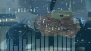 Akıllı telefon kullanan bir adamın istatistik ve finansal veri işleme animasyonu. küresel finansman, iş dünyası, dijital arayüz ve teknoloji konsepti dijital olarak oluşturulmuş video.