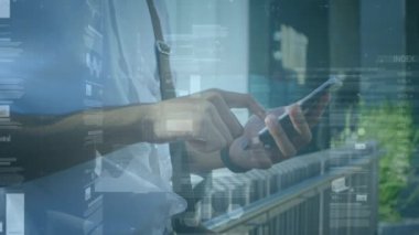 Akıllı telefon kullanan bir adamın istatistik ve finansal veri işleme animasyonu. küresel finansman, iş dünyası, dijital arayüz ve teknoloji konsepti dijital olarak oluşturulmuş video.