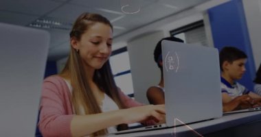 Matematiksel denklemlerin okul çocukları üzerinde dizüstü bilgisayar kullanılarak canlandırılması. küresel eğitim, teknoloji ve bağlantılar konsepti dijital olarak oluşturulmuş video.