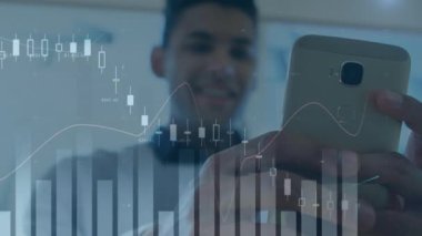 Akıllı telefon kullanan bir adamın istatistik ve finansal veri işleme animasyonu. küresel finansman, iş dünyası, dijital arayüz ve teknoloji konsepti dijital olarak oluşturulmuş video.