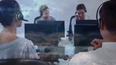 Bilgisayar kullanan iş adamlarıyla bağlantı ağının animasyonu. küresel bağlantılar, dijital arayüz, teknoloji ve ağ konsepti dijital olarak oluşturulmuş video.