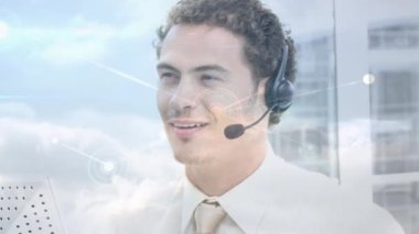 Telefon kulaklığı kullanarak dünya ile iş adamının arasındaki bağlantı ağının animasyonu. küresel bağlantılar, dijital arayüz, teknoloji ve ağ konsepti dijital olarak oluşturulmuş video.