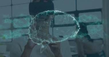 İnsan beyninin vr kulaklık takan bir iş kadını üzerinde döndüğü ve veri işlediği animasyon. ticari, bilim, bağlantı, teknoloji ve dijital arayüz kavramı dijital olarak oluşturulmuş video.