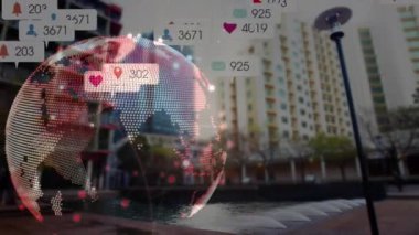 Şehir manzarası üzerindeki sosyal medya simgeleriyle bağlantı ağının animasyonu. bağlantı, teknoloji ve dijital arayüz kavramı dijital olarak oluşturulmuş video.