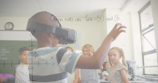 Animación Ecuaciones Matemáticas Sobre Escolares Usando Auriculares Concepto Global Educación — Vídeos de Stock