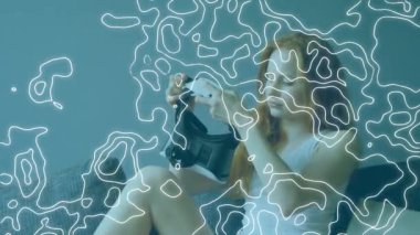 Mavi arka planda vr kulaklık takan bir kadının beyaz çizgilerinin canlandırılması. küresel iletişim, dijital arayüz, teknoloji ve ağ konsepti dijital olarak oluşturulmuş video.