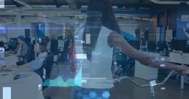 Ofisteki iş adamları üzerinde istatistik ve finansal veri işleme animasyonu. küresel iş, finans, veri işleme ve bağlantılar konsepti dijital olarak oluşturulmuş video.