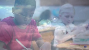 Okul çocuğu yazıları üzerinden bağlantı ağının animasyonu. küresel eğitim, dijital arayüz, teknoloji ve ağ konsepti dijital olarak oluşturulmuş video.