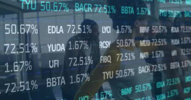 Ofisteki iş adamları üzerinde finansal veri işleme animasyonu. küresel iş, finans, veri işleme ve bağlantılar konsepti dijital olarak oluşturulmuş video.