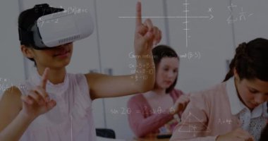 Matematiksel denklemlerin vr kulaklıklar kullanılarak okul çocukları üzerinde canlandırılması. küresel eğitim, teknoloji ve bağlantılar konsepti dijital olarak oluşturulmuş video.